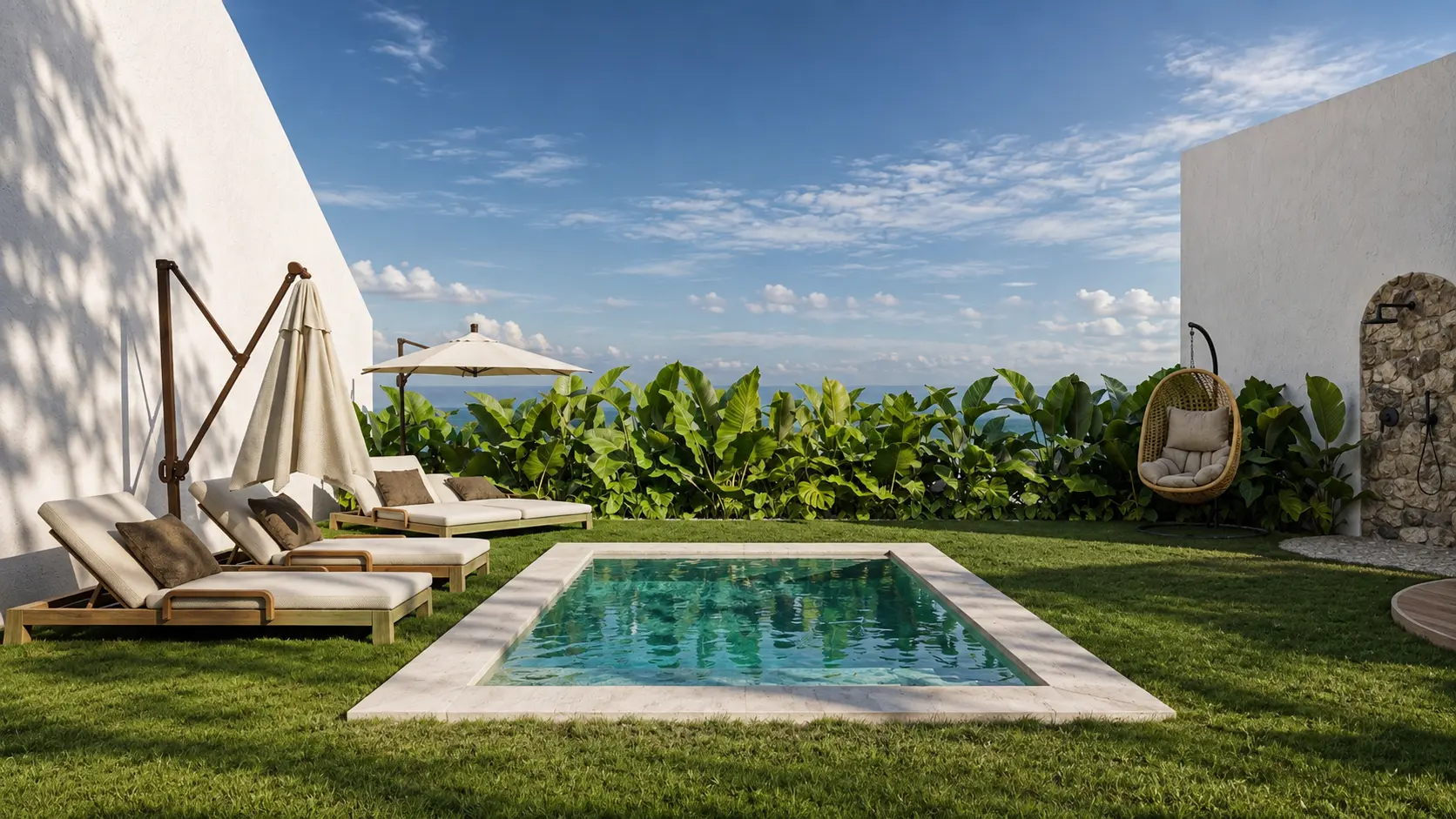 Piscina com espreguiçadeiras, guarda-sol e vegetação tropical