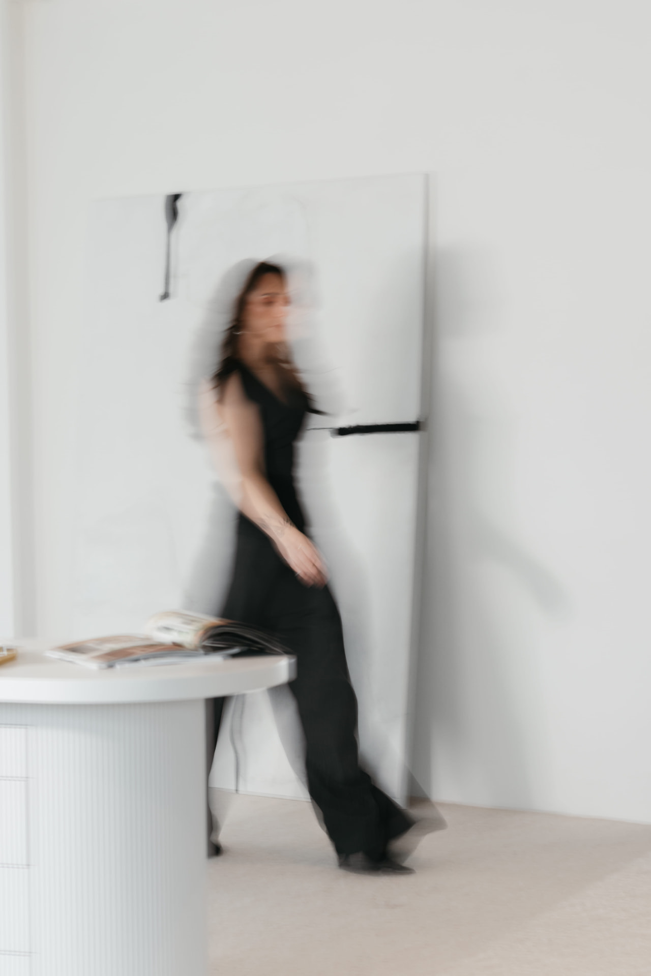 Sara Rodrigues em movimento num atelier claro e minimalista