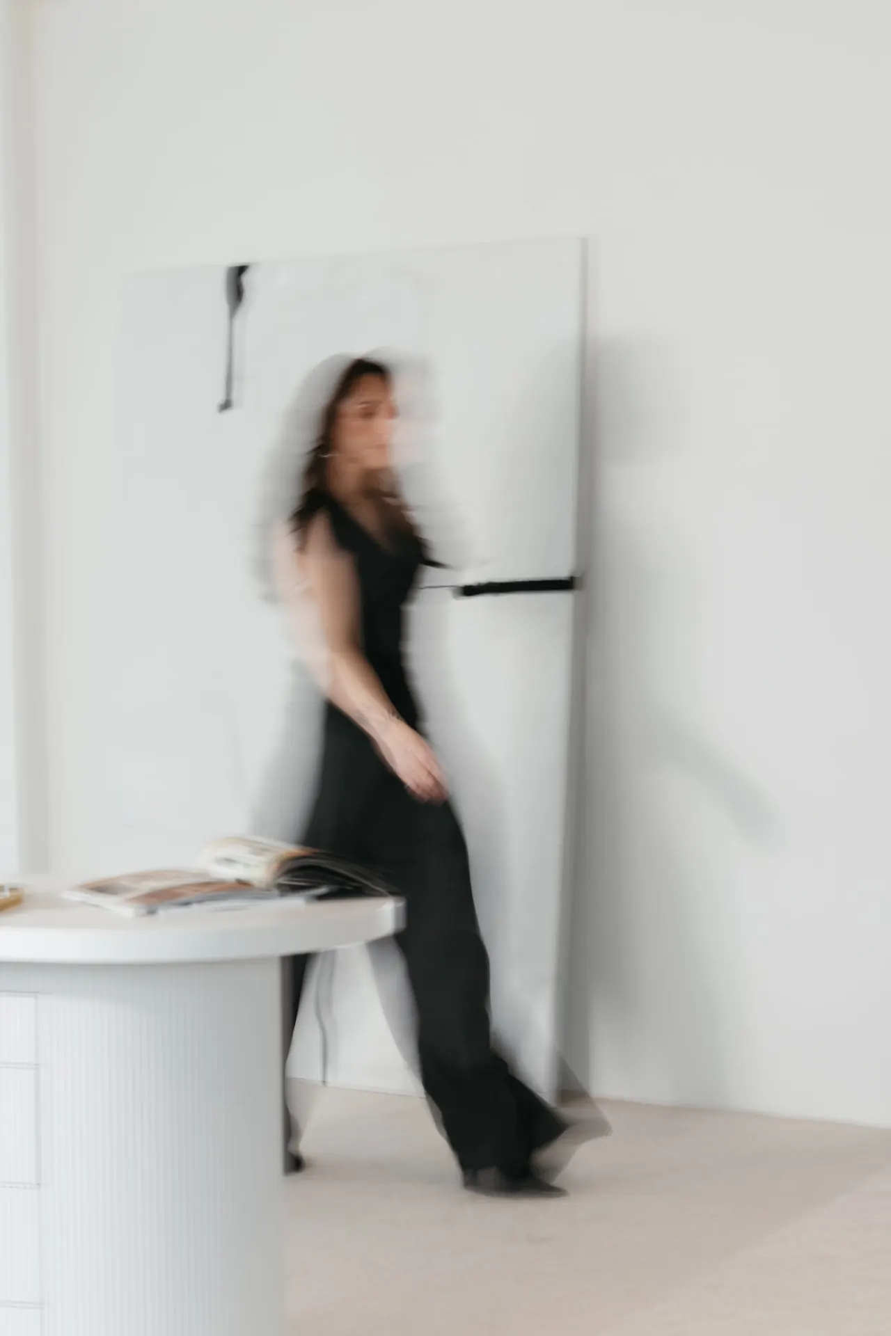 Sara Rodrigues em movimento num atelier claro e minimalista